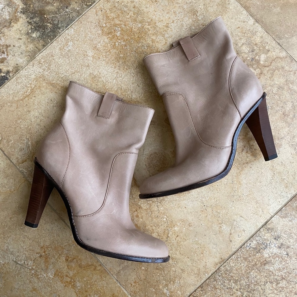 Cole Haan Nikeair taupe heeled leather bo…